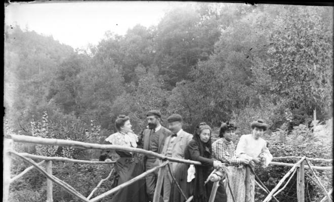 Grup de persones sobre un pont de fusta