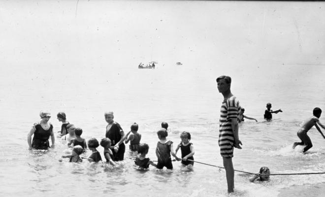 Grup de nens jugant a la vora del mar a la platja del Masnou