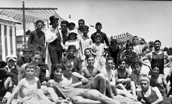 Grup de nois i nens a la platja del Masnou