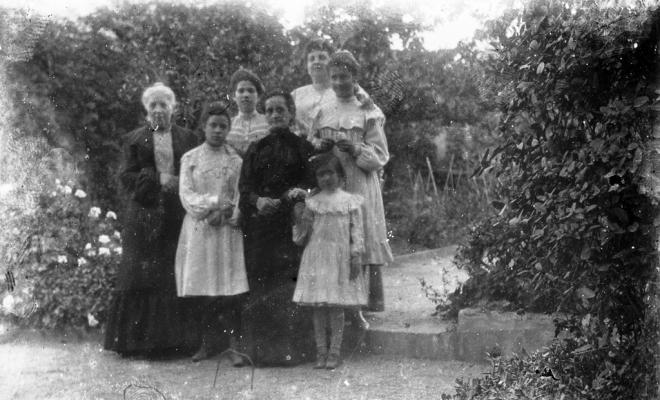 Retrat d'una família drets en un jardí