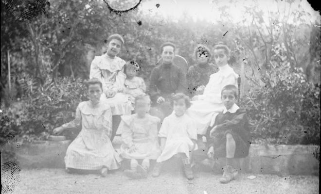 Retrat d'una família en un jardí