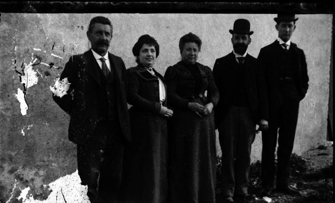 Retrat de dues dones i tres homes al carrer