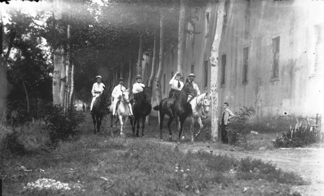 Família Pla muntant a cavall