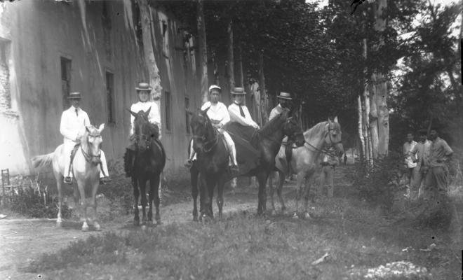 Família Pla muntant a cavall