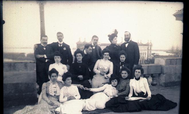 Retrat d'un grup en una terrassa