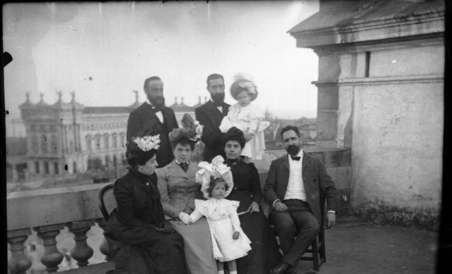 Retrat d'una família en una terrassa a Barcelona