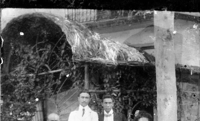 Retrat d'una família en un jardí