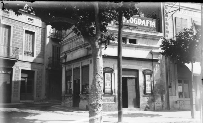 Detall de la façana de la botiga de fotografia de Sendra