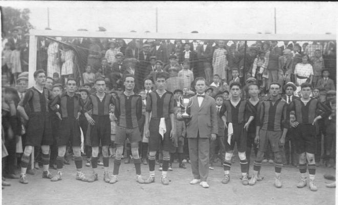 Equip de futbol Iluro guanyador de la copa Sendra durant la Festa Major
