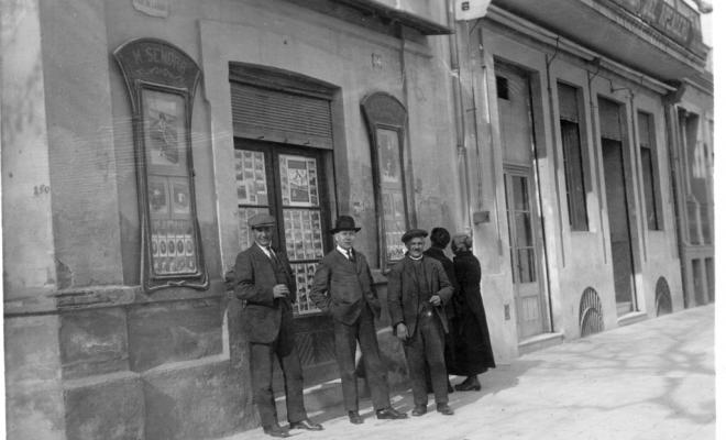 Tres homes davant la botiga de Manuel Sendra