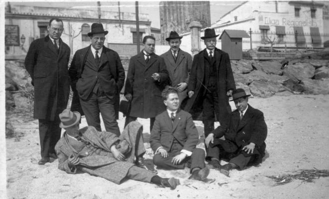 Grup de vuit homes a la platja del Masnou