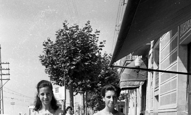 Dues noies el Dia de la Creu Roja