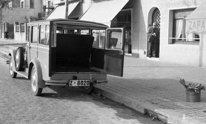 Cotxe amb matrícula Z-8020 al camí Ral