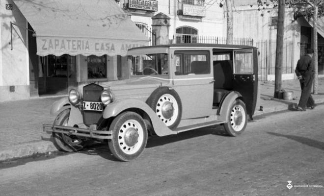 Taxi d'en Quirse (cotxe Fiat?) aparcat a la carretera de Barcelona