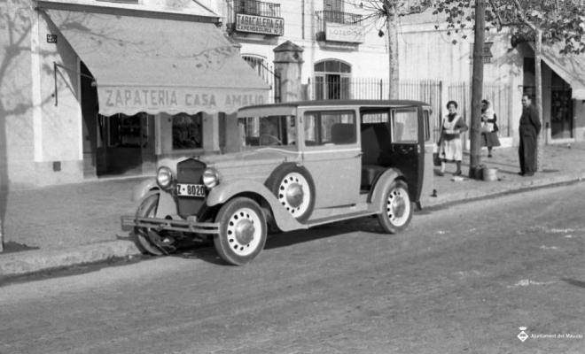 Taxi d'en Quirse (cotxe Fiat?) aparcat a la carretera de Barcelona