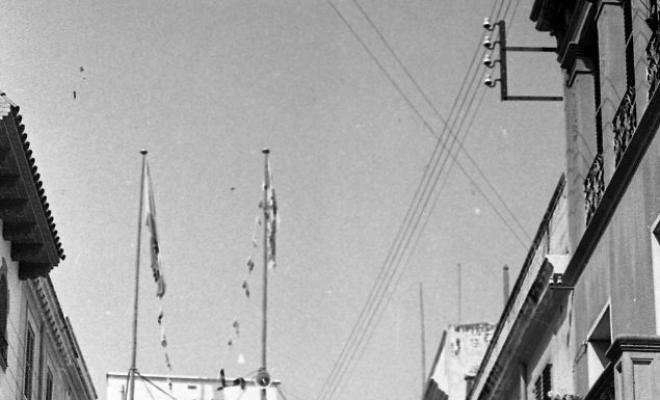 Carrer engalanat durant la inauguració de la Calàndria