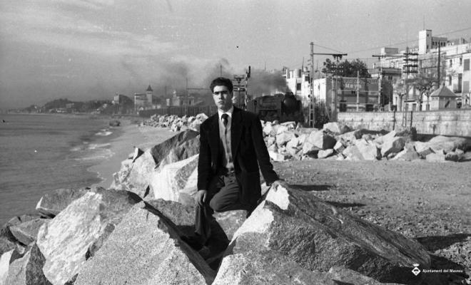 Retrat d'home a l'escutllera de la platja