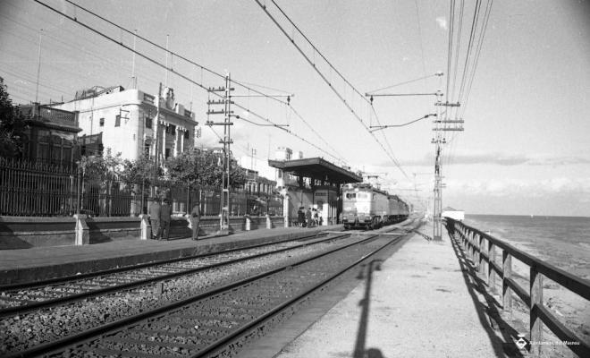 Baixador d'Ocata a l'arribada del tren