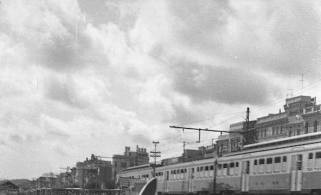 Barques a la platja i tren