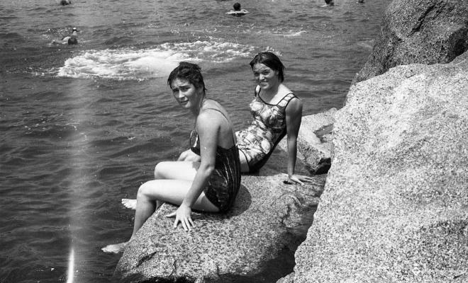 Platja, banyistes, espigó