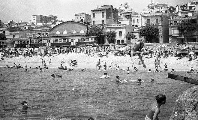 Platja, banyistes, espigó