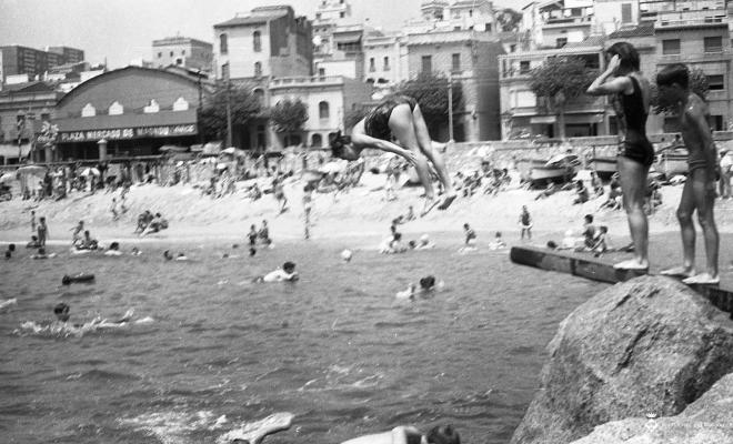 Platja, banyistes, espigó