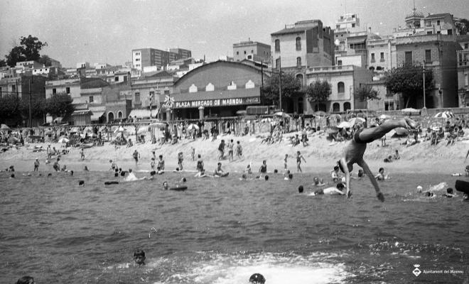 Platja, banyistes, espigó