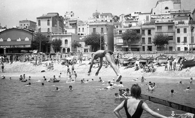 Platja, banyistes, espigó