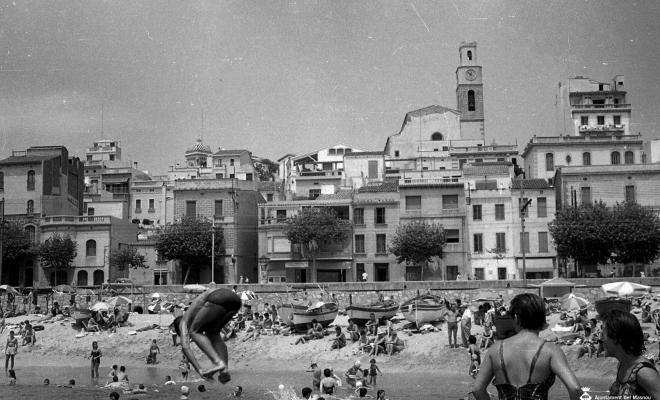 Platja, banyistes, espigó