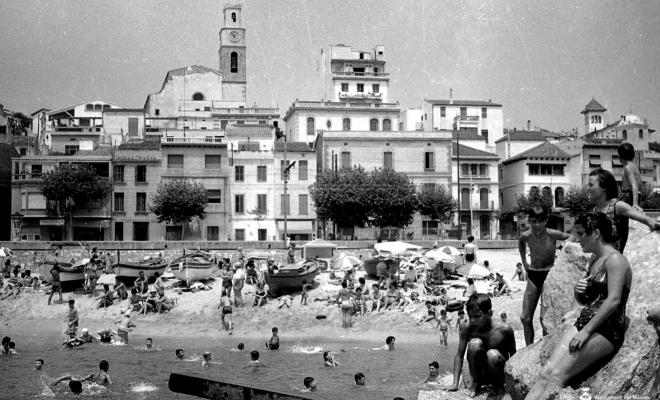 Platja, banyistes, espigó
