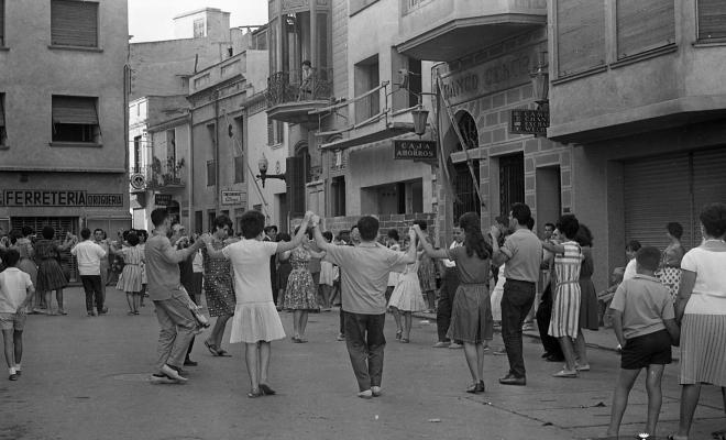 Ballada de sardanes a la plaça de la Llibertat