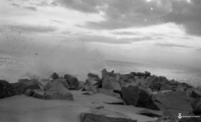 Platja i espigó durant un temporal