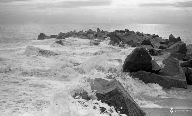 Platja i espigó durant un temporal