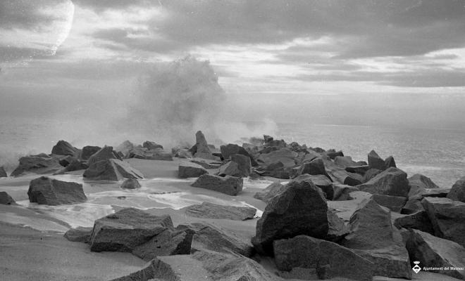 Platja i espigó durant un temporal