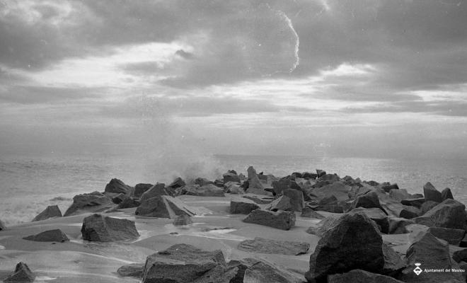 Platja i espigó durant un temporal