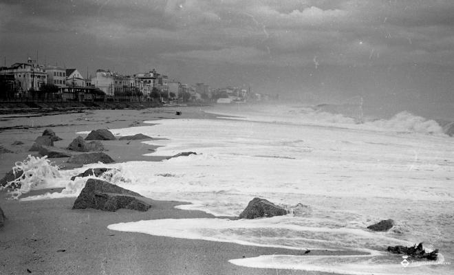 Platja i espigó durant un temporal