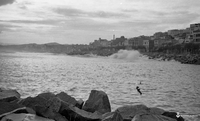 Platja i espigó durant un temporal