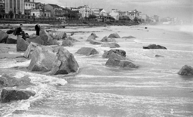 Platja i espigó durant un temporal