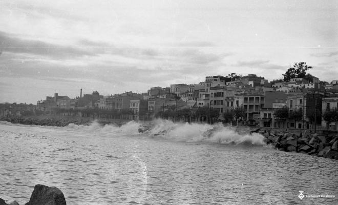 Platja i espigó durant un temporal