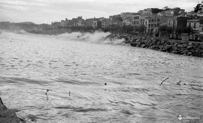 Platja i espigó durant un temporal