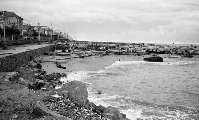 Platja i espigó durant un temporal