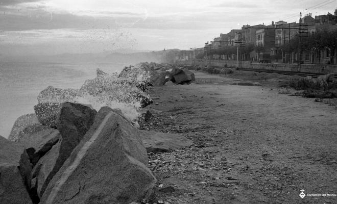 Platja i espigó durant un temporal