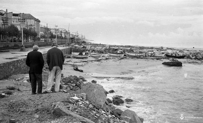 Platja i espigó durant un temporal