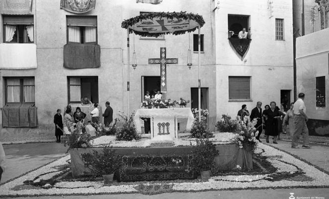 Corpus, altars i catifes de flors a la plaça de Jaume Bertran