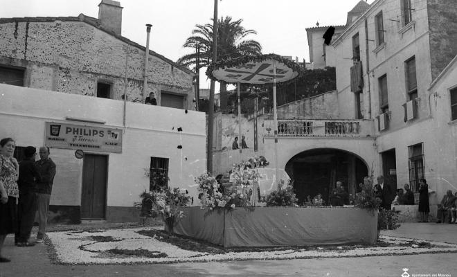 Corpus, altars i catifes de flors a la plaça de Jaume Bertran