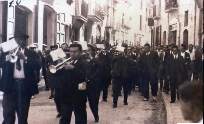 Francesc Riera i Claramunt i altres membres del consistori amb una banda de música  