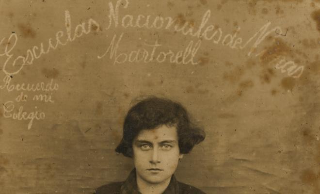 Fotografia d'una noia de 9 anys a les ""Escuelas Nacionales de niñas de Martorell""