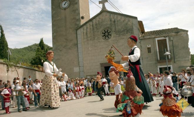 Ball de gegants i capgrossos a la plaça de l'Església durant la Festa Major de Sant Isidre