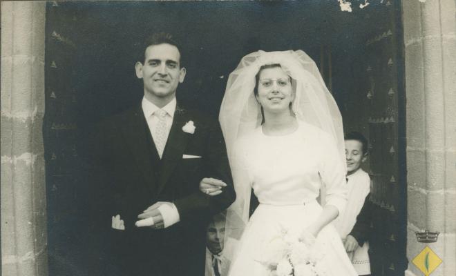 Casament de Lluís Pascual i Rosa Roca. Sortida de l'església