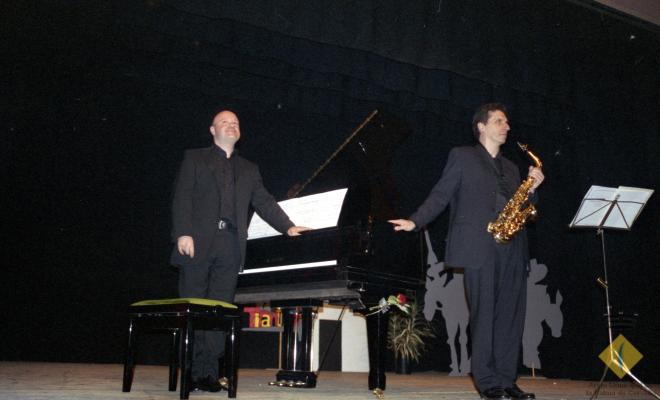 Musical de Sant Jordi a l'Aliança. Salutació dels intèrprets Miquel Bofill i Albert Guinovart